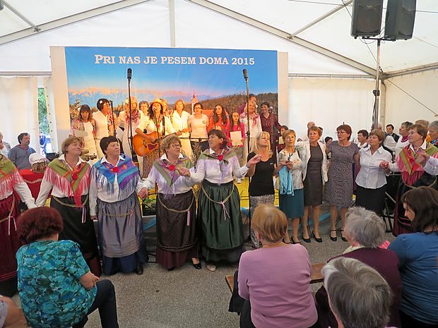 Jubilejno prireditev Pri nas je pesem doma so zaključile vse skupine skupaj s poslušalci, ki jih je povedla Marjetka Popovska.