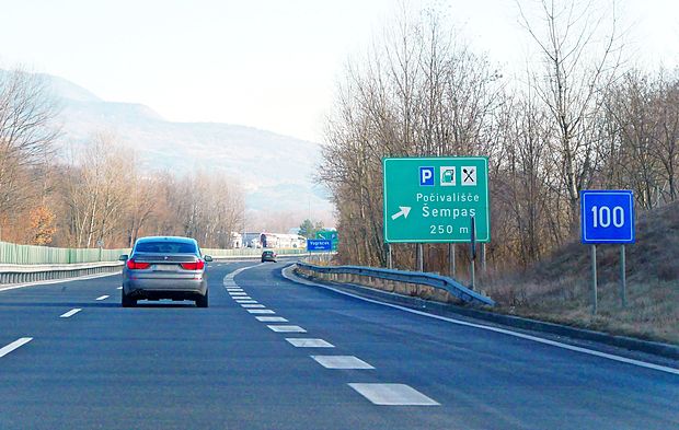 Dars bo zamenjal tudi zelene table med Vrtojbo in Selom, ki voznikom sporočajo, da vozijo po
avtocesti, kjer je dovoljena hitrost 130 kilometrov na uro. Treba bo voziti počasneje.