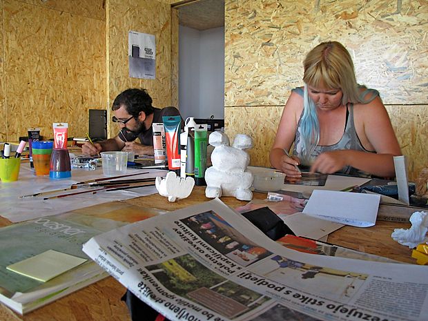 Nina Bric in Eriz Moreno sta prva ustvarjalca, ki ju gostijo v carinarnici na Erjavčevi. Vanjo
vabijo tudi nevladne organizacije, ki potrebujejo prostor za projekte.