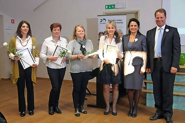 Ekipa Dentalnega centra (z desne) Aleksander Kravanja in
Sanda Lah Kravanja, Bojana Hvala, Irena Srebrnič, Alenka
Zornik in Danijela Kenda Pagon.