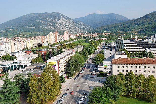 ... danes je, razen travnika med Gradnikovo in Kidričevo, že
gosto pozidano.