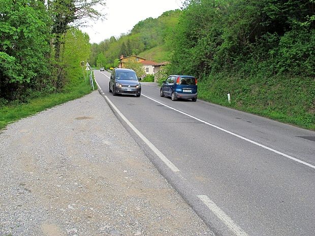 V Saksidu predlagajo, da bi avtobus za Novo Gorico potnike
“pobiral” bližje vasi, na edinem razpoložljivem prostoru tik ob
cesti.
