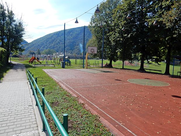 Prenova košarkarskega igrišča je prva v nizu naložb v
posodabljanje Brajde, ki bo potekalo več let v skladu z
razpoložljivim denarjem.