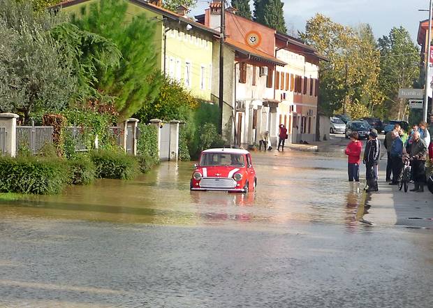 Jeseni dež nikakor noče ponehati