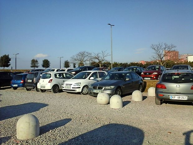 Kaže, da je novost med vozniki sprožila tudi nekaj nejevolje,
saj so včeraj na silo premaknili eno od betonskih ovir in si utrli
pot na drugo stran.
