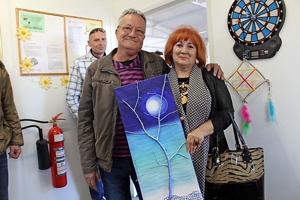 Ob odhodu je v dar prejela sliko, ki jo je naslikal uporabnik
zavetišča, in ta bo - kot je povedala - našla svoje mesto v njeni
pisarni.