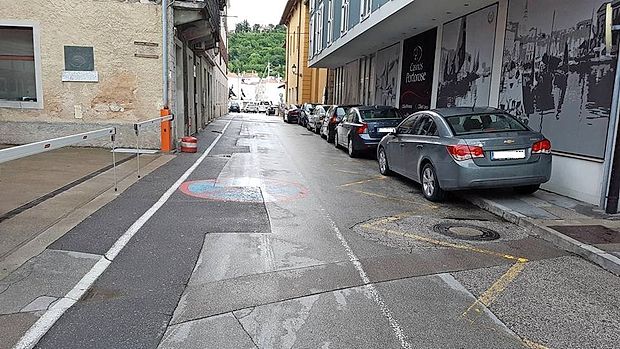Intervencijska pot, ki jo uporabljajo piranski gasilci, je bila <br />pred dnevi znova takole ovirana.