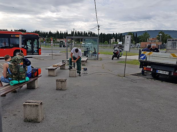 Dan po našem spraševanju, kaj vse je narobe na glavni
avtobusni postaji, smo tam opazili delavce Marjetice Koper,
ki so poskrbeli za sanacijo najnujnejšega.