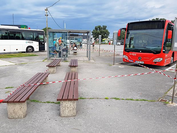 Tudi klopce, ki so bile ob našem prvem obisku avtobusne postaje povsem dotrajane in deloma
uničene, so zdaj že na novo prebarvane, poškodovane lesene letve pa so nadomestili z novimi.