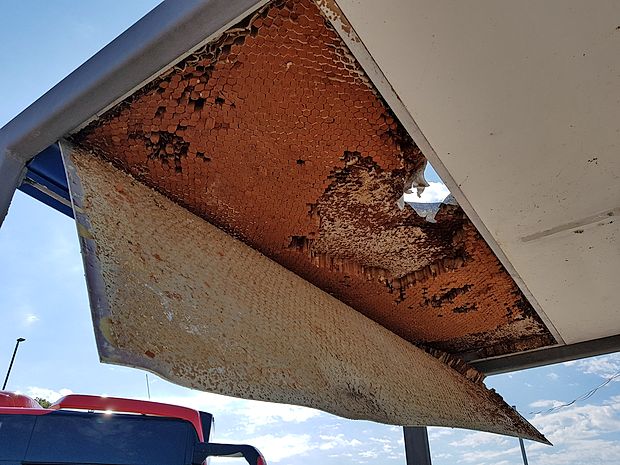 Pred kratkim so se vandali znesli nad eno od čakalnic in
polomili del stropa ter izruvali razsvetljavo z inštalacijami
vred. Delavci koprske Marjetice so strop že popravili in
nevarno visečo luč odstranili.