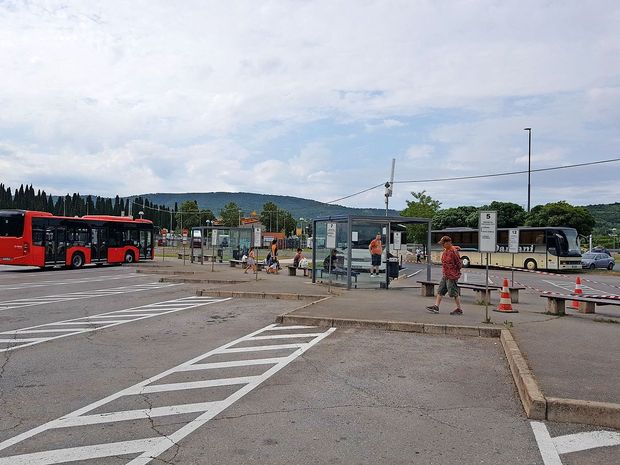 Avtobusni peroni s čakalnicami so se zataknili v časovni zanki
nekje na prelomu osemdesetih let prejšnjega stoletja.