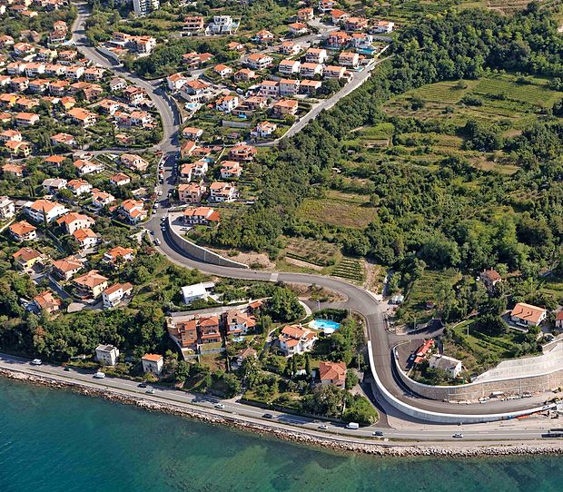 V Žusterni se komunalne odplake 26 hiš med Moletom in
Rexom še vedno stekajo v greznice.