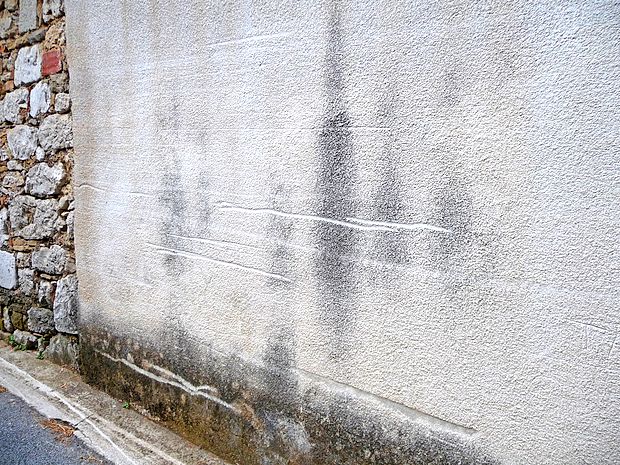 Preširoka vozila so povsem podrsala nekatera pročelja hiš.