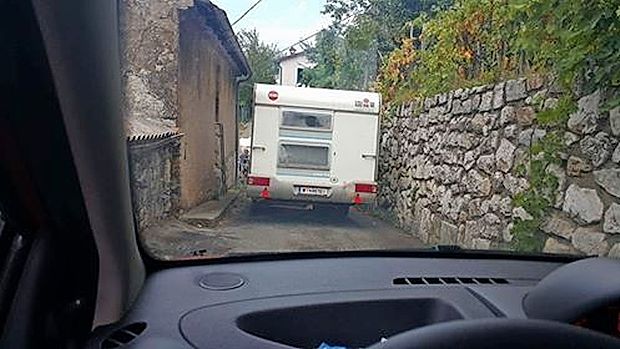 Podpečani imajo še sveže “dokazno gradivo”, da je vas
priljubljena bližnjica za turiste.