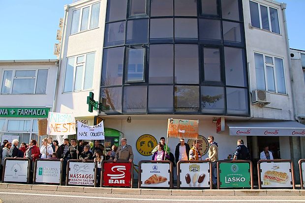 Tudi s protesti pred hostlom na Škofijah so nekateri krajani
dali jasno vedeti, da begunci z mednarodno zaščito v tem
objektu niso zaželeni.