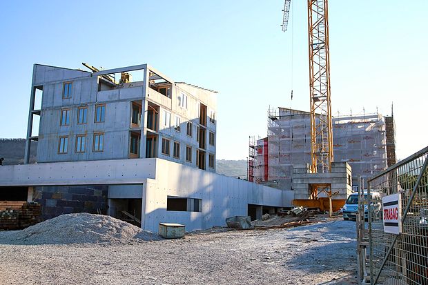 Oskrbovana stanovanja v Livadah, tik ob Južni cesti, so zasnovali v dveh trinadstropnih
objektih (s pritličjem in kletjo). Zraven raste center dnevnih aktivnosti za starejše občane.