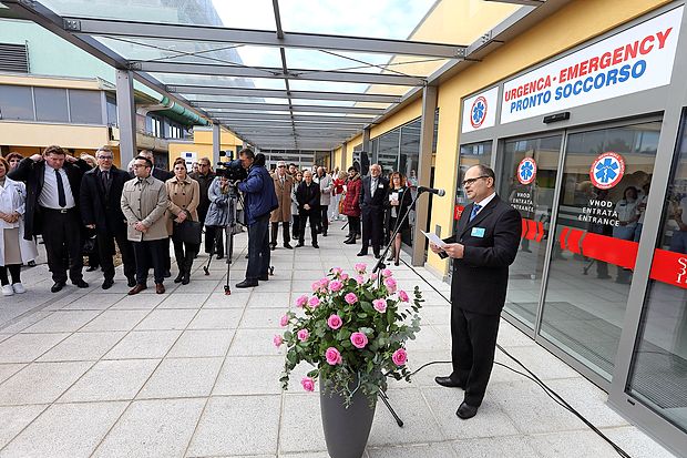 Novi urgentni center Izola se nahaja desno od zdajšnjega
vhoda v izolsko bolnišnico.