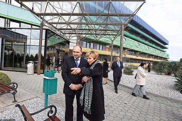 Od 31. marca bo imela bolnišnica nov glavni vhod (skrajno
levo), ki se nahaja pod porodnišnico. S tem bodo pridobili za
450 kvadratnih metrov dodatnih površin, vendar morajo za
njihovo ureditev zbrati še 42.000 od skupaj 450.000 evrov.