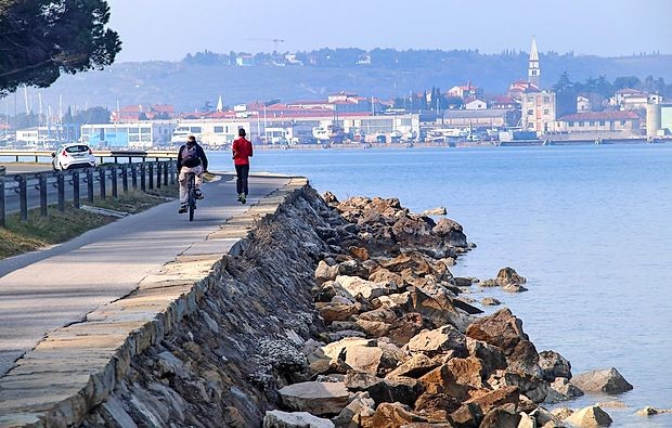 Rekreativci so doslej imeli Parenzano, poslej jo bodo imeli
pešci, ki jim bo skupaj z rolkarji pripadel tudi vozni pas ob
morju, vozni pas ob brežini pa bo namenjen kolesarjem in
petindvajsetkam.