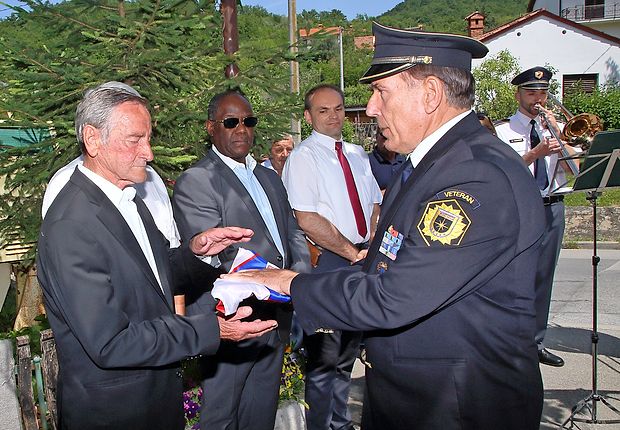 Gvido Mahnič (levo) in predsednik policijskega veteranskega
društva Sever za Primorsko in Notranjsko Fabio Steffe.