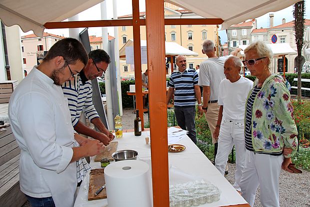 Dijakom gostinske šole se je pri delu pridružil tudi direktor
pomorskega muzeja Franco Juri (drugi z leve).