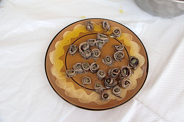 Ponudba ribjih filejev s kaprami na krožniku...