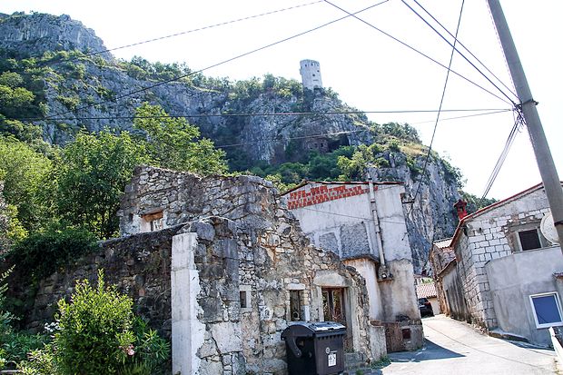 V Podpeči se v cestne ožine med hišami že nekaj let,
praviloma poleti, zagozdijo izgubljeni turisti v avtodomih in
počitniških prikolicah, ki iščejo najkrajšo pot na Hrvaško.