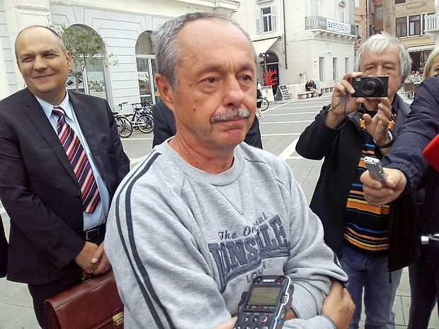 Zlatko Novogradec kot predstavnik ribičev mrežarjev je
vladne obljube o odškodnini za primer škode ali izpada
prihodkov pri ribolovu na območju čez polovico Piranskega
zaliva, poslušal pred nekaj tedni.