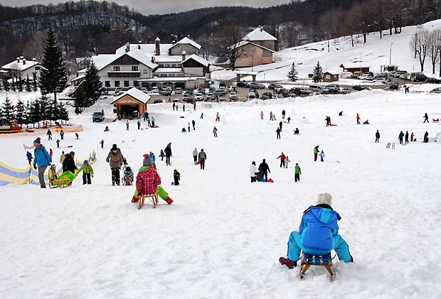 Otrok ni treba skrivati pred mrazom in snegom, le ustrezno jih
je treba obleči in obuti.