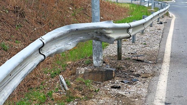 Za 29-letnega sopotnika na zadnjem sedežu je bil usoden trk
v varovalno ograjo in steber javne razsvetljave.