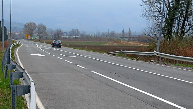 Trije bratranci so se peljali z vipavske smeri proti ajdovskemu
letališču, ko je voznik izgubil nadzor nad avtomobilom.