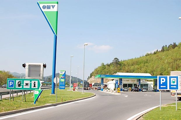 Včeraj ponoči se je na bencinski servis na Ravbarkomandi s
terencem pripeljal Ljubljančan, a ni prišel po gorivo, temveč
po denar.