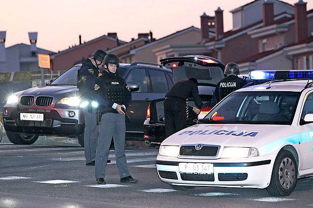 Policisti so po ropu na Ravbarkomandi postavili več blokad,
osumljenega Ljubljančana pa so izsledili na južni ljubljanski
obvoznici (fotografija je simbolična).