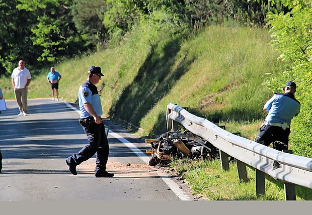 Prizor med Podgradom in Hrušico je bil včeraj popoldne
grozljiv, motorist je k sreči preživel.