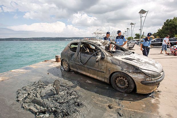 Avto je imel razbita vsa stekla in bil pošteno stolčen, verjetno
še pred padcem v morje. Po nekaj mesecih v morju je bilo
nemogoče oceniti, kakšne barve je sploh bil.