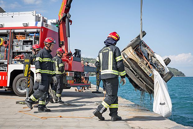 Koprski poklicni gasilci so avtomobil do gladine dvignili z zračnimi blazinami, nato pa na suho
z dvigalom.