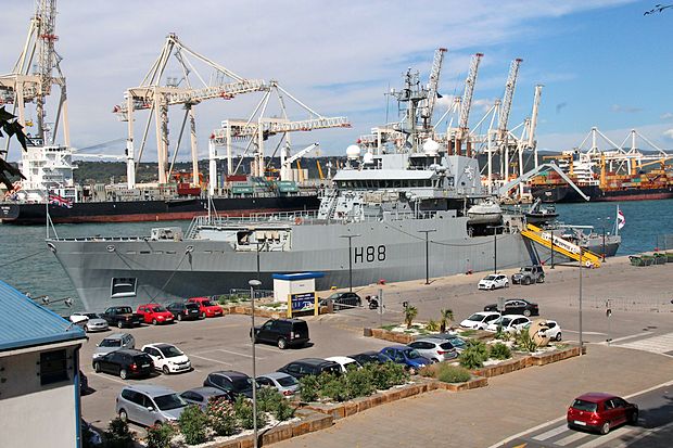 Poveljniška ladja Natove stalne protiminske bojne skupine 2 HMS Enterprise je danes priplula v koprsko pristanišče, kjer se bo zadržala do ponedeljka, so potrdili na upravi za pomorstvo.