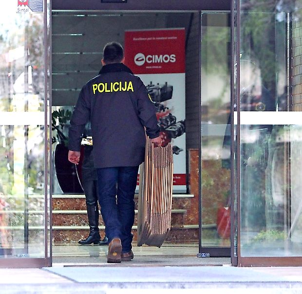 Preiskovalci so pred skoraj štirimi leti opravili številne hišne
preiskave, povezane s sumljivo prodajo prebarvanih strojev.
Bili so v Cimosu in povezanih podjetjih, pa tudi pri nekdanjemu
predsedniku uprave in še na nekaterih drugih naslovih.