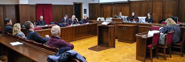 Na koprskem sodišču bi moral včeraj pričati izvedenec, ki je
obremenil Borisa Popoviča in občinske uradnike, a je obramba senat prepričala, da ga bodo lahko strokovno izprašali le
ob pomoči svojega strokovnjaka.