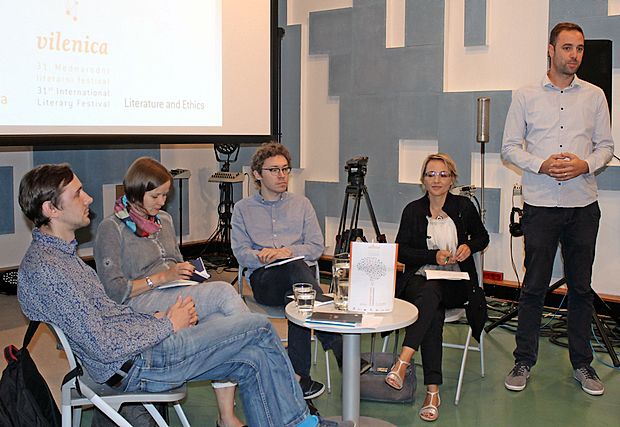 V studiu Hendrix so nastopili (z desne) gostitelj, urednik Televizije Koper Matej Sukič,
prevajalka Breda Biščak ter latvijski gostje Artis Ostups, Ingmara Balode in Arvis Viguls.