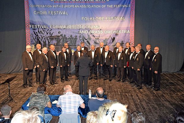Na mednarodnem pevskem tekmovanju v Makedoniji je
moški pevski zbor Provox sredi avgusta osvojil zlato priznanje.