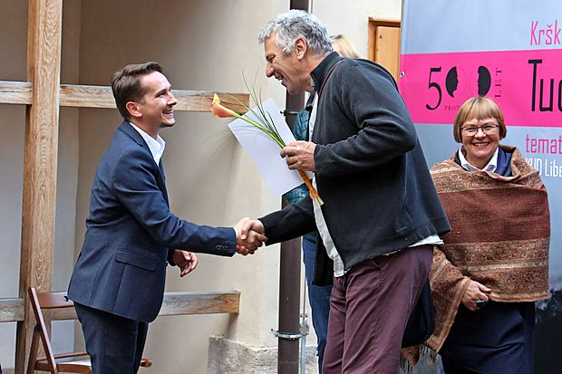 Vasji Nanutu (desno) je za priznanje čestital predsednik KUD
Liber Borut Cafuta.