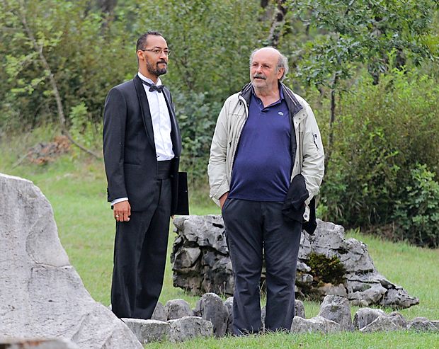 Povezovalec sklepne prireditve, televizijski voditelj in pesnik
Seku M. Conde, je kak dober nasvet za lažje nastopanje
morda dobil tudi pri Igorju Koršiču, profesorju na gledališki,
filmski in radijski akademiji.