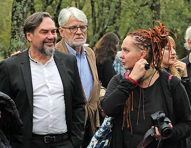 Letošnjega nagrajenca festivala Vilenica Jurija Andruhoviča (levo) je spremljala žena Nina. Pred
vhodom v kraško jamo ju je pozdravil Ivo Svetina, predsednik Društva slovenskih pisateljev.