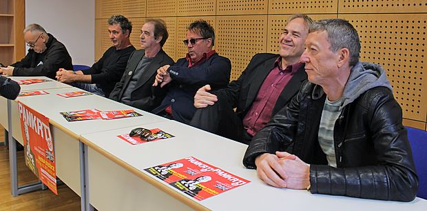 Pankrti spet v šolskih klopeh (z desne): Slavc Colnarič, Boris Kramberger, Peter Lovšin, Bogo Pretnar in
Gregor Tomc, ob njih pa še slovenski ideolog panka Igor Vidmar.