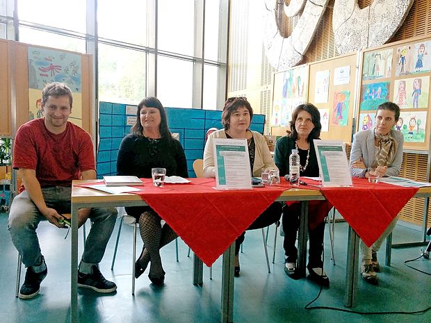 Program že 7. Gregorčičevih dnevov so predstavili (z leve)
vinar in pesnik Matjaž Ščurek, sekretarka novogoriške turistične zveze Dejana Baša, direktorica knjižnice Irena
Škvarč, predsednica Goriškega literarnega kluba GOvoRICA
Darinka Kozinc in Megi Rožič, ki bo povezovala dogajanje.