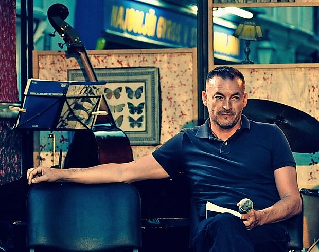 Alexandre Bergamini: “Tako pisatelji kot bralci
prehajamo notranje in zunanje meje, ki nas
ubijajo, medtem ko nas druge osvobajajo. Pred
uničenjem in kaosom obstajajo tri rešitve: se
upreti, zbežati ali biti del pokola.”
