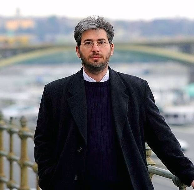 Gábor Schein: “Ni težjega dela od razmišljanja,
kritike, domišljije, ker ga moramo opraviti na sebi.
A tudi ni lepšega in vrednejšega dela od tega ...
Povsem svobodni smo, da se učimo iz njih. In tudi
književnosti, dobri književnosti je lastna vsa ta
svoboda.”