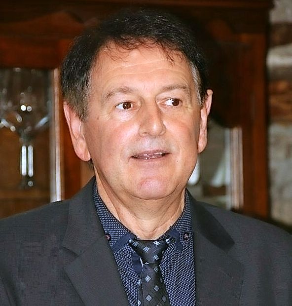 Aleksander Lemut: “Osnovno načelo sodelovanja
je, da morajo vsi člani dobiti poštene prodajne
pogoje. To pomeni, da kupimo po evro in
prodamo po evro in pol. Provizija je pet- in ne
25-odstotna”