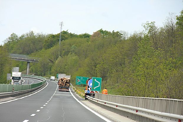 Na Darsu so previdni pri napovedi, kdaj bodo začeli obnavljati hitro cesto: če ne letošnjo jesen, pa prihodnje leto, pravijo.